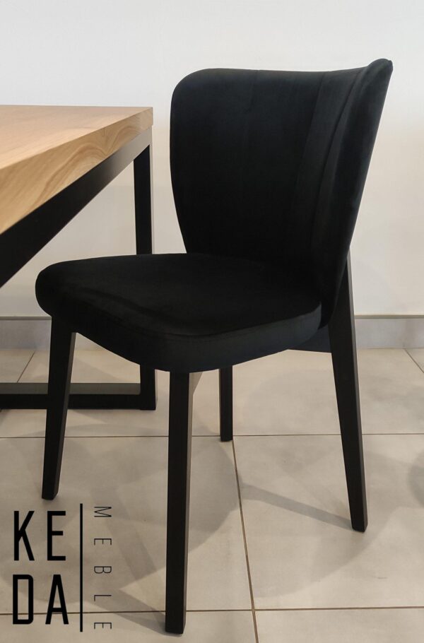 czarne krzesło tapicerowane, czarne krzesło bukowe, tapicerowane krzesło w czarnym kolorze, czarne krzesło z drewnianymi nogami, krzesło tapicerowane do jadalni, krzesło tapicerowane do kuchni, krzesło tapicerowane z drewnianymi nogami, krzesło tapicerowane z czarnymi nogami,