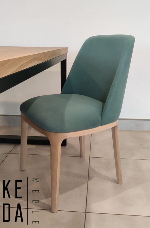 krzesło tapicerowane, krzesło seledynowe, jasnozielone krzesło, zielone krzesło, turkusowe krzesło na drewnianych nogach, nowoczesne krzesło, krzesło z aranżacji, krzesło z wizualizacji, krzesło z miękkim oparciem,