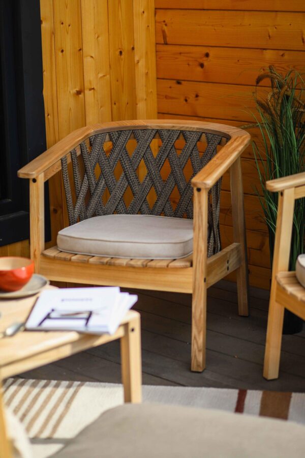 fotel ogrodowy ribbon, meble do ogrodu, meble na taras, fotel ogrodowy, drewniany fotel, fotel z drewna jesionowego, fotel z pasami na oparciu, wygodny, w naturalnym kolorze, fotel drewniany z podłokietnikami do ogrodu, szeroki fotel, fotel z drewnianym siedziskiem, fotel do altany,