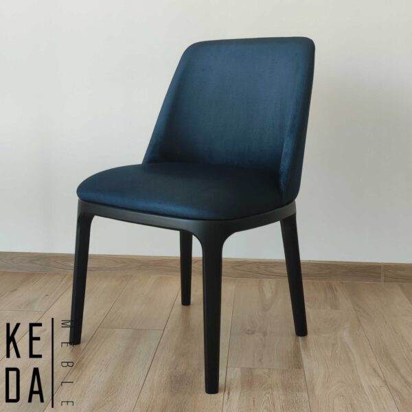 krzesło tapicerowane, krzesło granatowe, ciemnoniebieskie krzesło, niebieskie krzesło, ciemne krzesło na drewnianych czarnych nogach, nowoczesne krzesło, krzesło z aranżacji, krzesło z wizualizacji, krzesło z miękkim oparciem, krzesło do jadalni, krzesło do salonu, krzesło do kuchni, krzesło tapicerowane drewniane, krzesło bukowe, tapicerowane krzesło na czarnej podstawie, granatowe krzesło czarne nogi, tkanina Monolith 77, eleganckie krzesło,