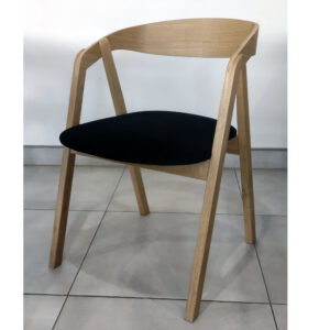 drewniane krzesło sztaplowane Achtten , salon , lite drewno, krzesło dębowe, skandynawski design, tapicerowane krzesło , naturalny dąb , ,krzesło z podłokietnikiem , wyposażenie kuchni i jadalni, wnętrze industrial, nowoczesne krzesła ,odważne aranżacje, meble do restauracji